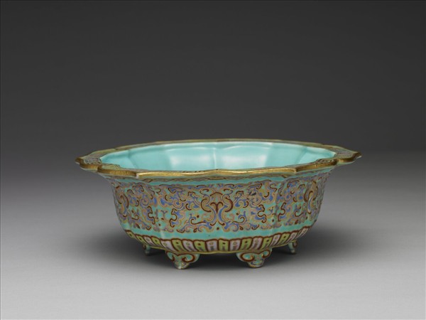 粉彩描金雲龍紋葵式盆