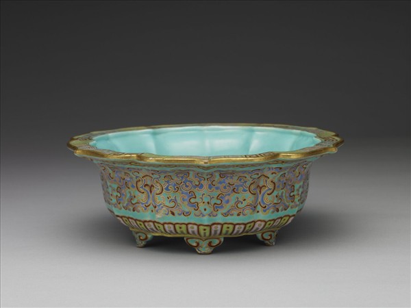 粉彩描金雲龍紋葵式盆