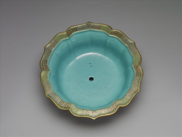 粉彩描金雲龍紋葵式盆