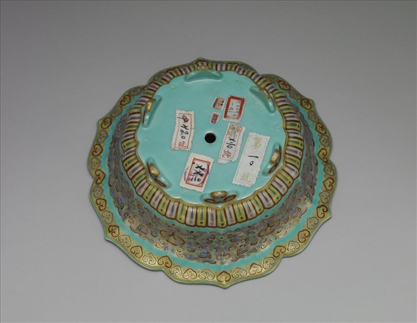 粉彩描金雲龍紋葵式盆