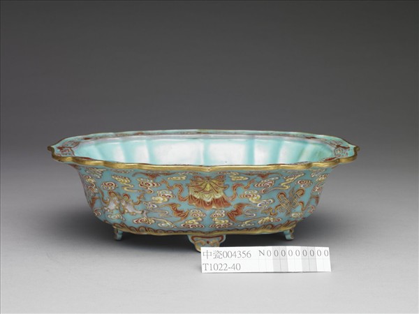 洋彩藍地八寶紋盆