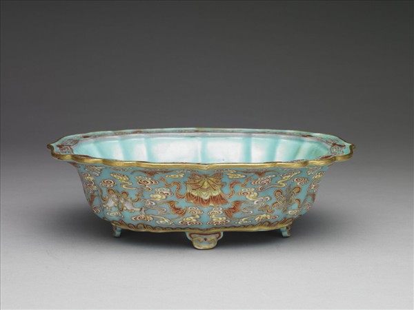 洋彩藍地八寶紋盆