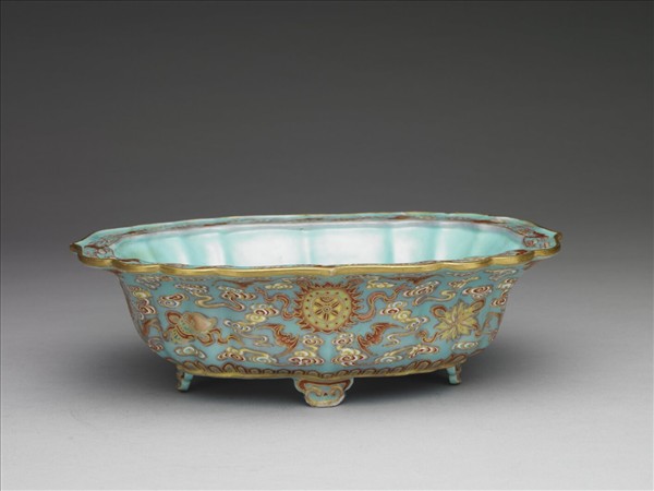 洋彩藍地八寶紋盆