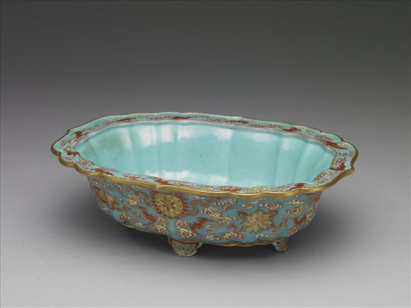 洋彩藍地八寶紋盆