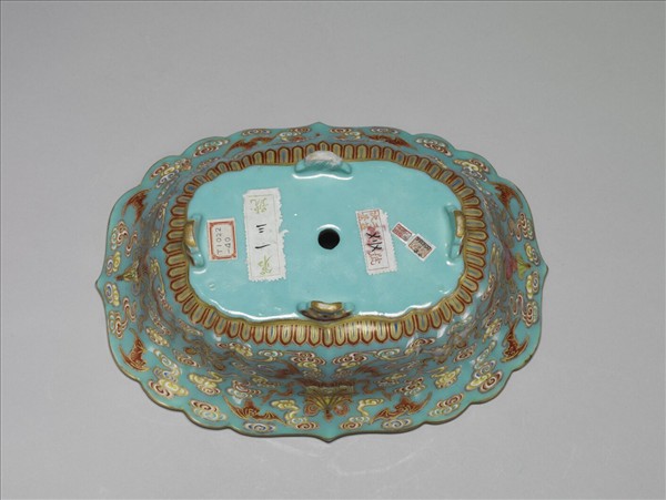 洋彩藍地八寶紋盆