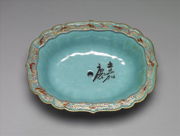 洋彩藍地八寶紋盆