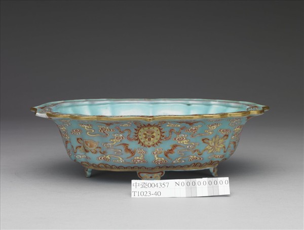 洋彩藍地八寶紋盆