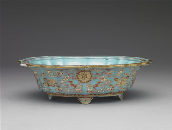 洋彩藍地八寶紋盆