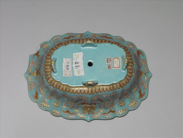 洋彩藍地八寶紋盆