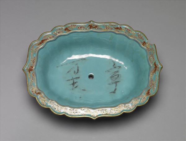 洋彩藍地八寶紋盆