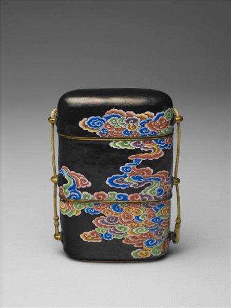 銅胎畫琺瑯黑地彩雲紋穿帶盒