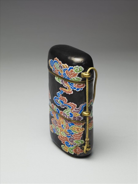 銅胎畫琺瑯黑地彩雲紋穿帶盒