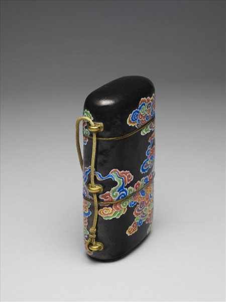 銅胎畫琺瑯黑地彩雲紋穿帶盒