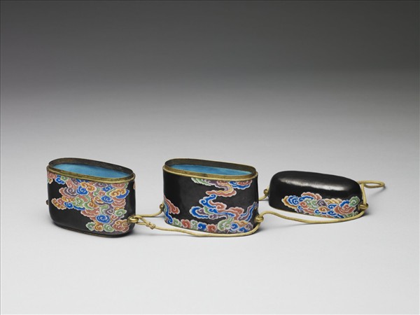 銅胎畫琺瑯黑地彩雲紋穿帶盒