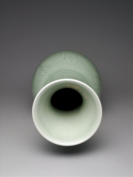 青瓷暗花撢瓶