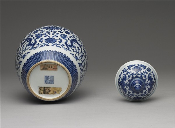 青花番蓮紋蓋罐