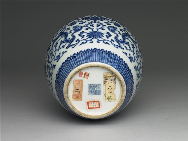 青花番蓮紋蓋罐