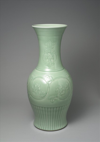 青瓷花卉紋鳳尾瓶