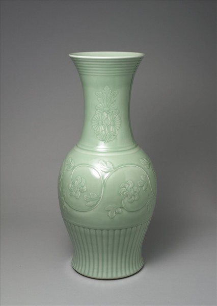 青瓷花卉紋鳳尾瓶
