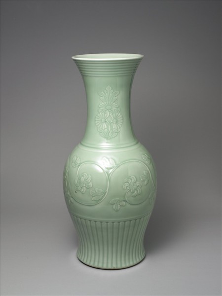 青瓷花卉紋鳳尾瓶
