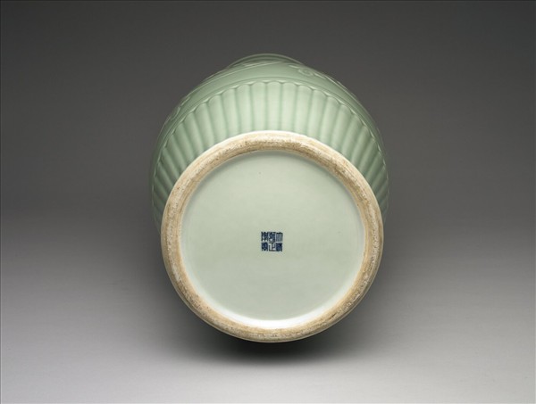 青瓷花卉紋鳳尾瓶