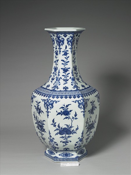 青花折枝花卉紋六方瓶