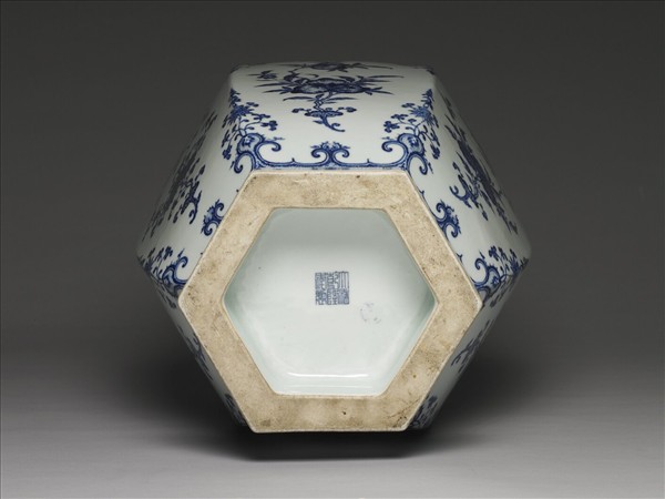 青花折枝花卉紋六方瓶