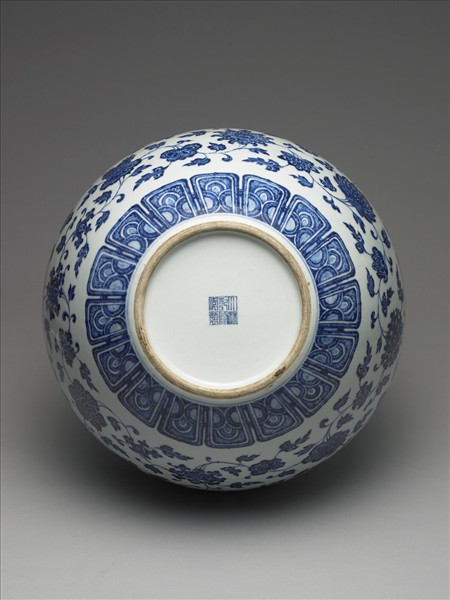 青花番蓮紋天球瓶