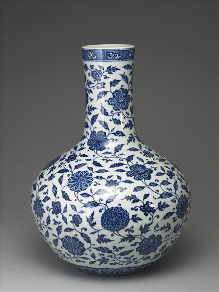 青花番蓮紋天球瓶