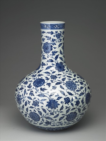 青花番蓮紋天球瓶