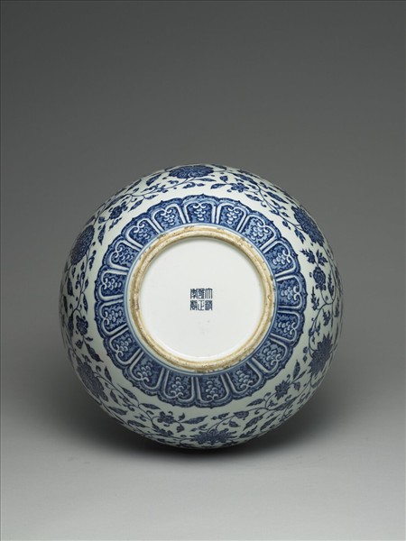 青花番蓮紋天球瓶