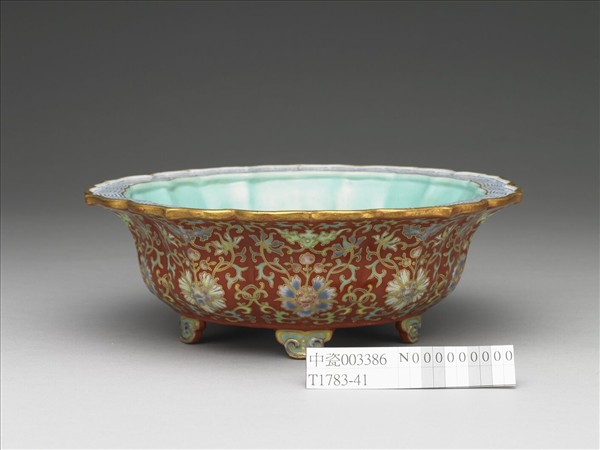洋彩紅地番蓮紋盆