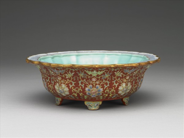 洋彩紅地番蓮紋盆