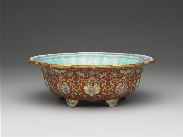 洋彩紅地番蓮紋盆