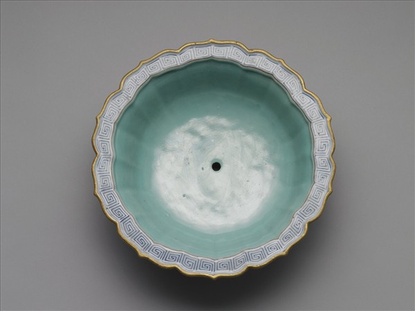 洋彩紅地番蓮紋盆