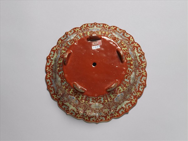 洋彩紅地番蓮紋盆