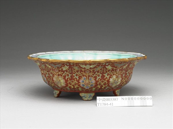 洋彩紅地番蓮紋盆