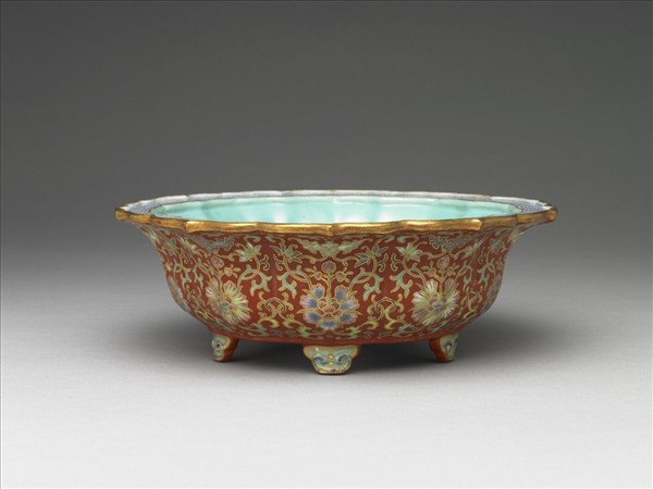 洋彩紅地番蓮紋盆
