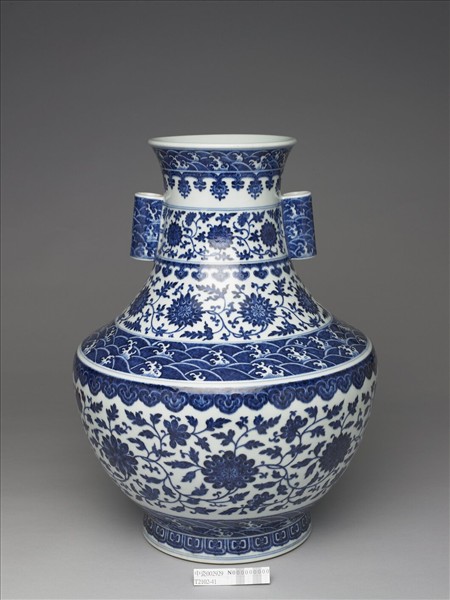 青花番蓮紋貫耳瓶