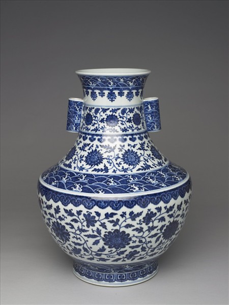 青花番蓮紋貫耳瓶