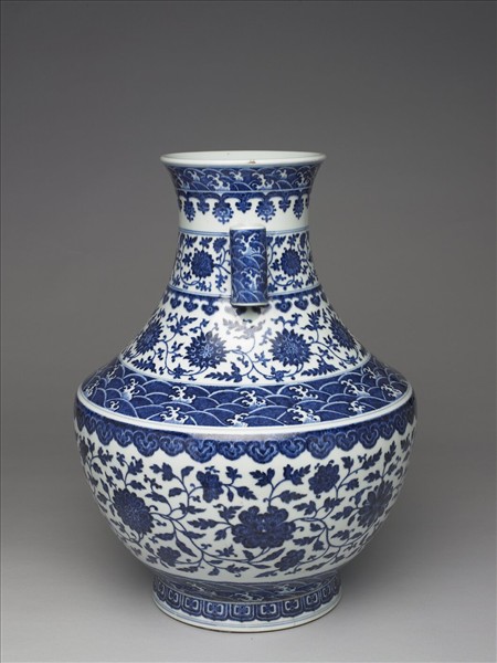 青花番蓮紋貫耳瓶