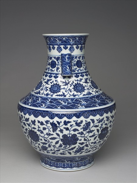 青花番蓮紋貫耳瓶