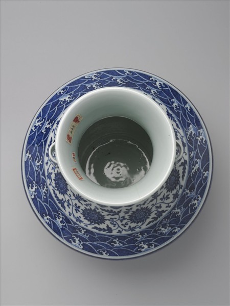 青花番蓮紋貫耳瓶