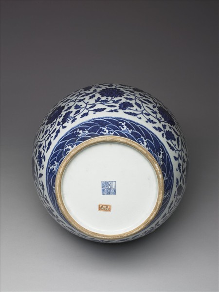 青花番蓮紋貫耳瓶