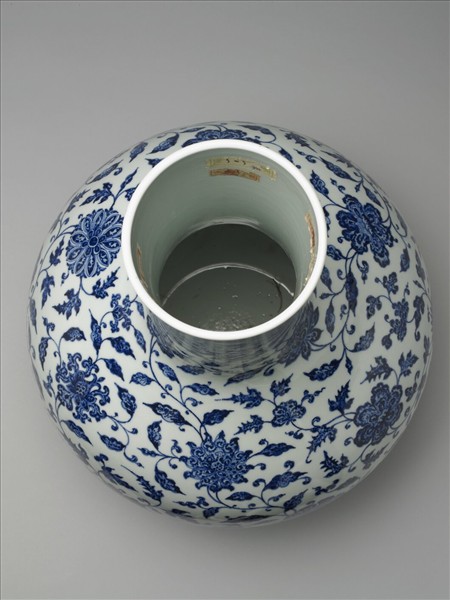 青花番蓮紋天球瓶