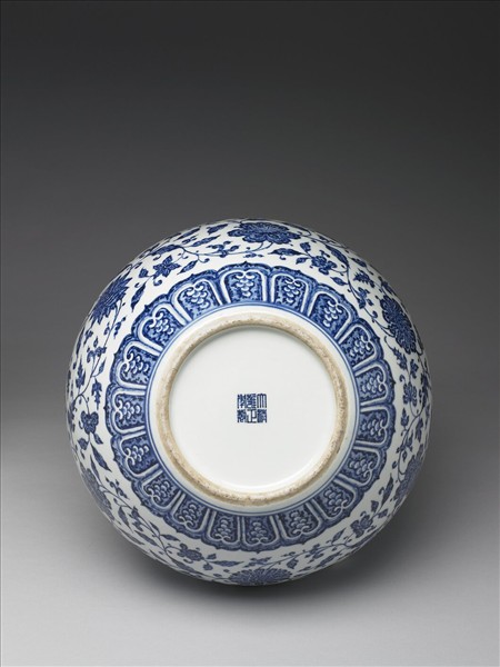 青花番蓮紋天球瓶