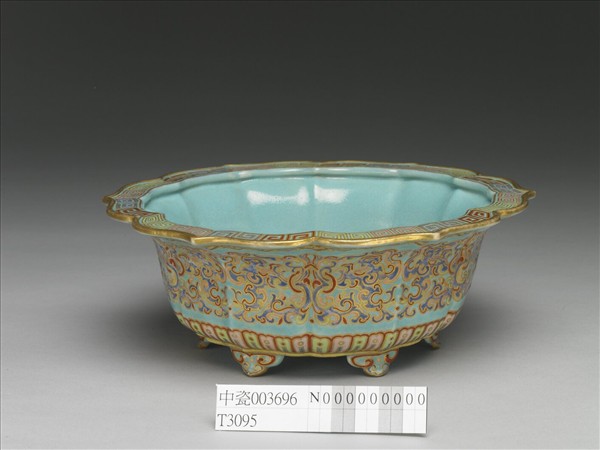 粉彩描金雲龍紋葵式盆