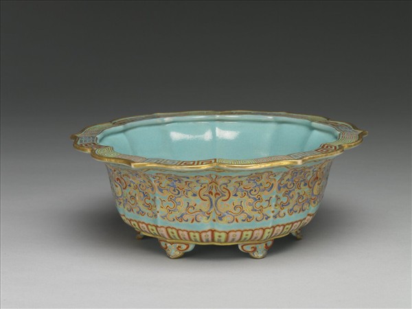 粉彩描金雲龍紋葵式盆