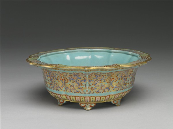 粉彩描金雲龍紋葵式盆