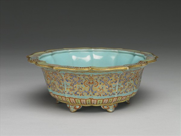 粉彩描金雲龍紋葵式盆